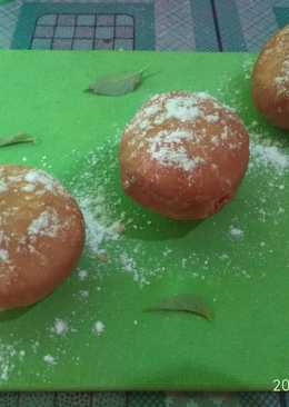 Donat isi selai strawberry tabur gula