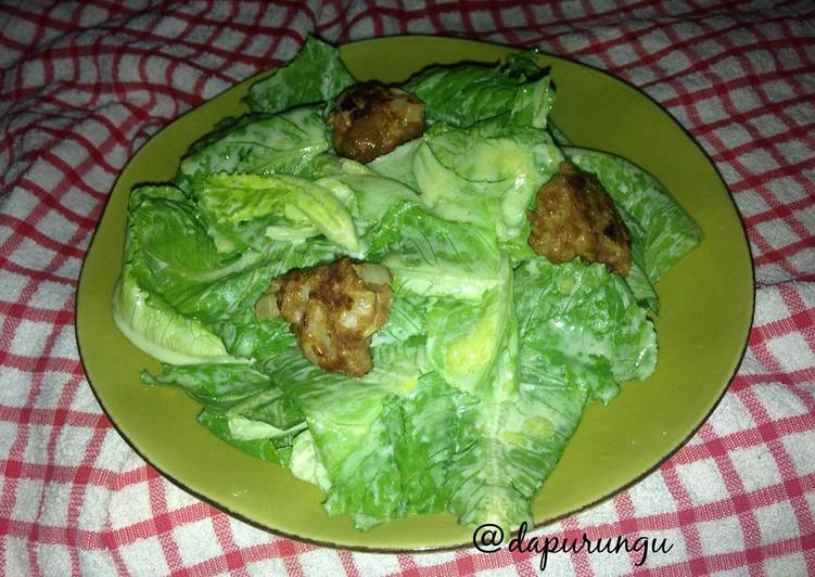 resep makanan Selada Romaine salad with Juicy Meatballs