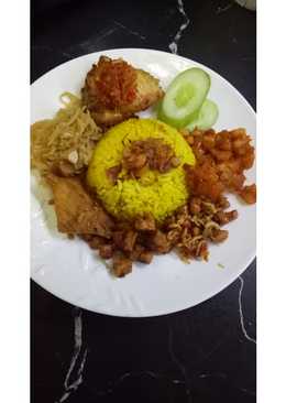 Nasi kuning lengkap (semur tahu, bihun goreng, teri kacang, kentang ðŸ˜