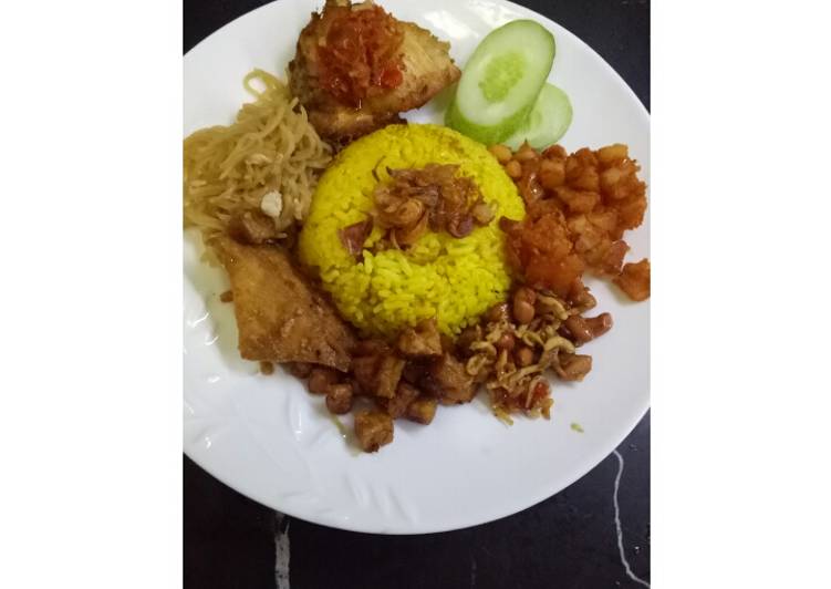  Resep  Nasi kuning lengkap semur tahu  bihun  goreng teri 