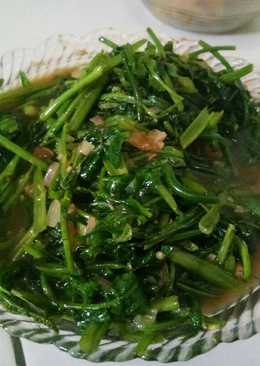 Tumis kangkung campur daun pakis