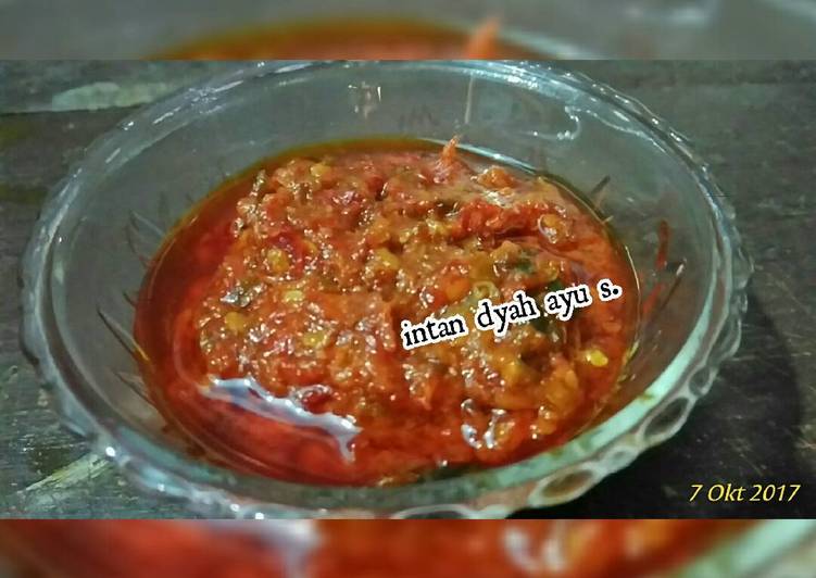 resep lengkap untuk Sambal tomat.. Pas pedasnya ?(no msg udah sedap)