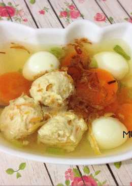 Sup bola ayam kaldu sayuran