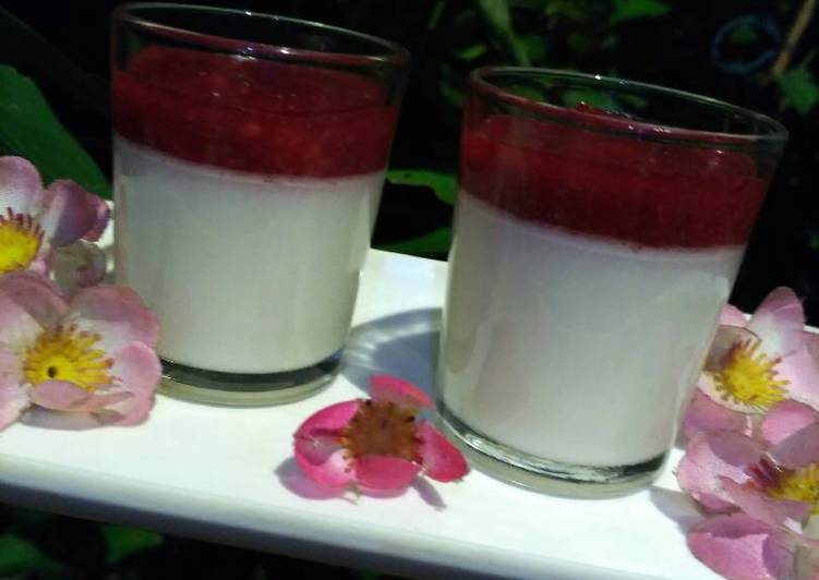 resep Lychee Vanilla Panna Cotta dgn Strawberry Compote