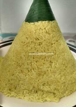 Nasi Kuning Tumpeng