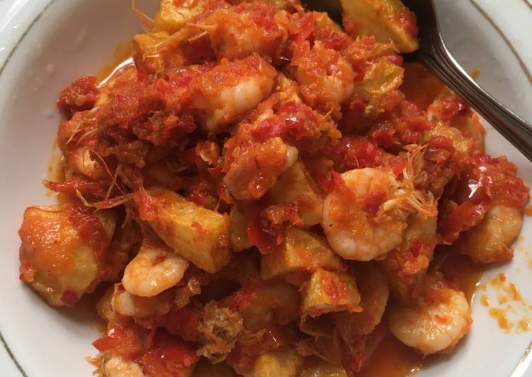 bahan dan cara membuat Udang kentang balado tomat