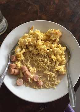 Mie kuah susu with scrambe egg + sosis