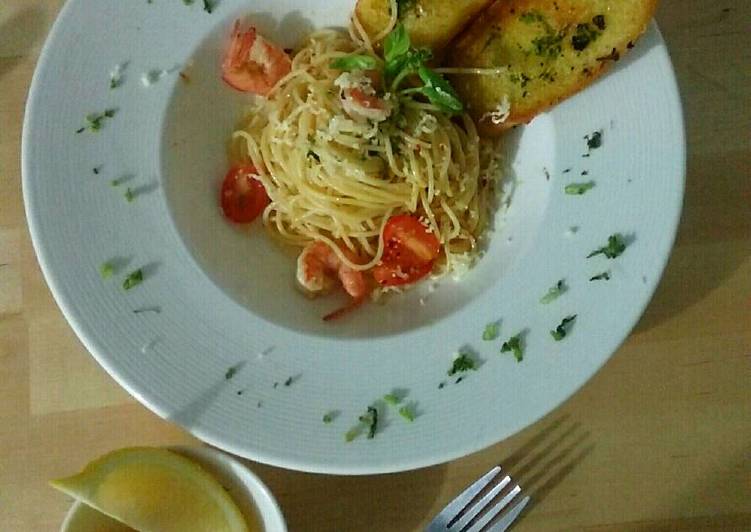 resep lengkap untuk Spaghetti aglio e olio dengan udang dan Garlic bread