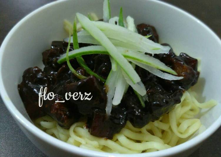 resep lengkap untuk Noodles with Black Bean Sauce / Jjajangmyeon