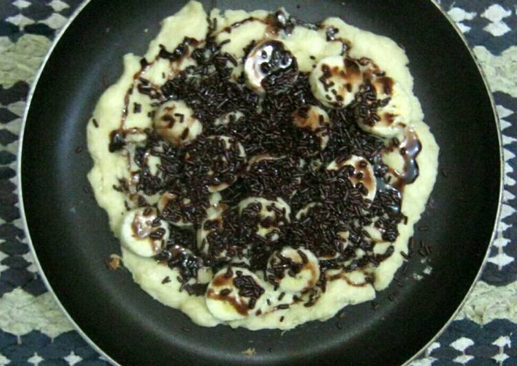 gambar untuk resep makanan Choco Banana Pizza Teflon