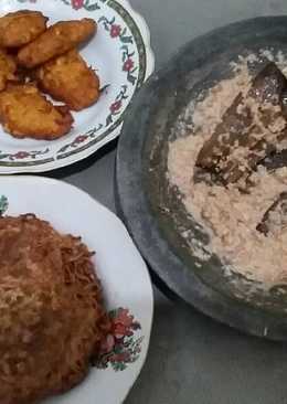 Pecel terong, dadar jagung, & dadar mie