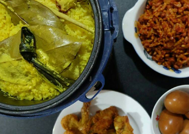 resep masakan Nasi Kuning Ricecooker