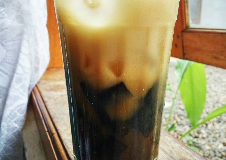 Resep [Minuman Buka Puasa] Es Janggelan (Cincau Hitam) Oleh R. Ngt.
Ratih Tyas Putri # IG @batikamaratih_ratih