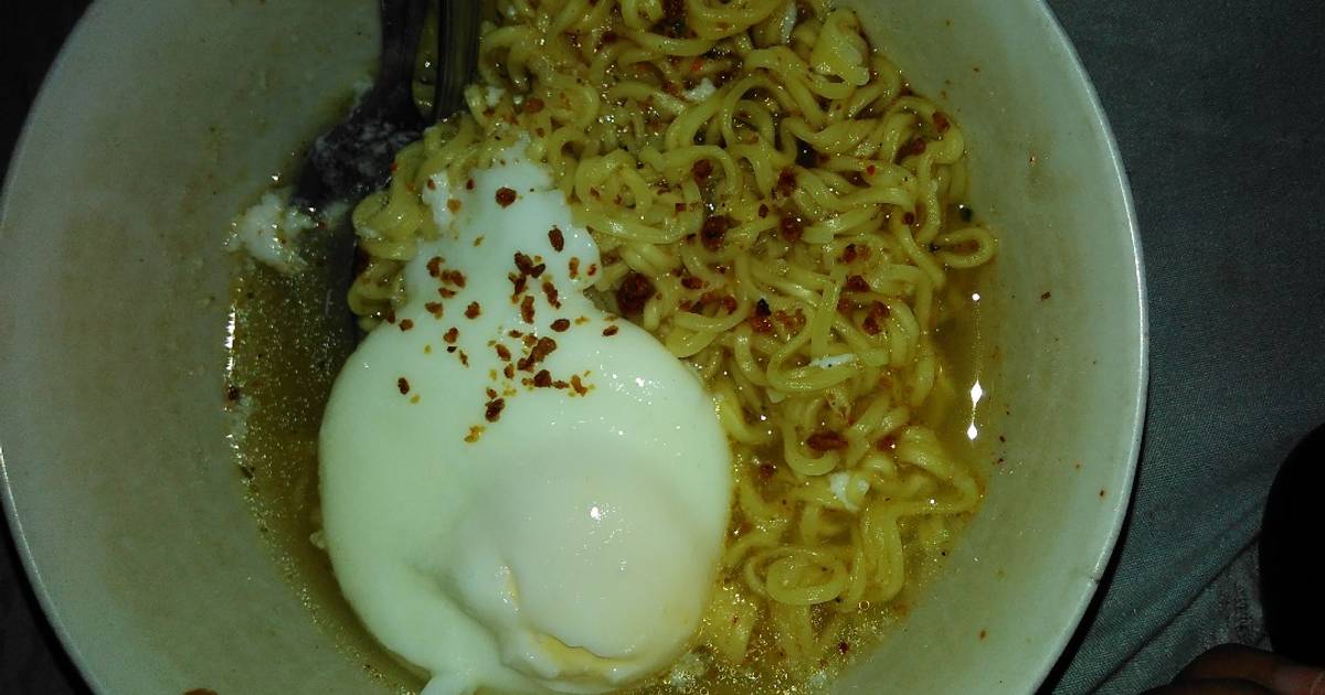 Resep Mie pedas + telor oleh chef manyul - Cookpad