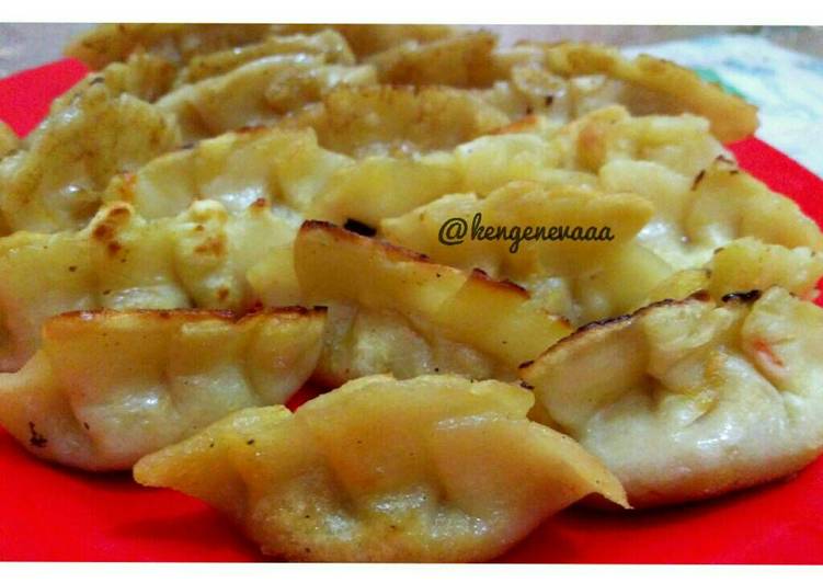 bahan dan cara membuat ?? (Gyoza / Japanese Pan-Fried Dumplings)