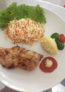 Grilled Chiken With Vegetables Salad And Mass Potato