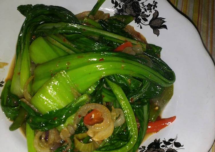 bahan dan cara membuat Caisim + Pokcoy tumis pedas