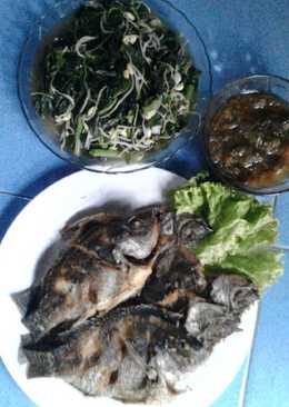 ikan goreng sambal ijo dan sayur bening