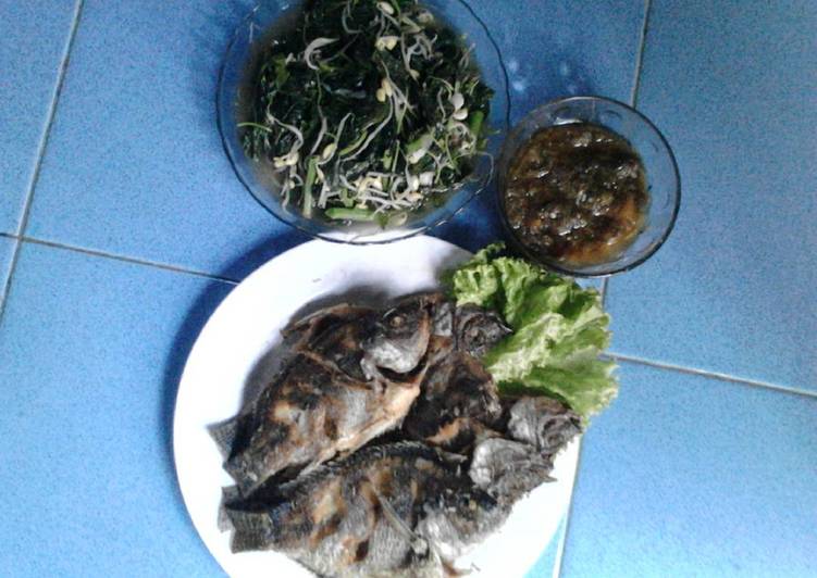 gambar untuk cara membuat ikan goreng sambal ijo dan sayur bening