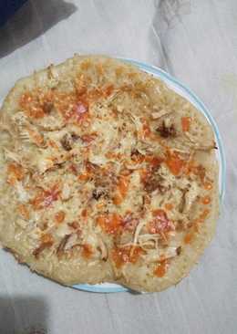 Pitzza mini topping sesui selera (saya pakai saos sambal, ayam kecap dan keju)