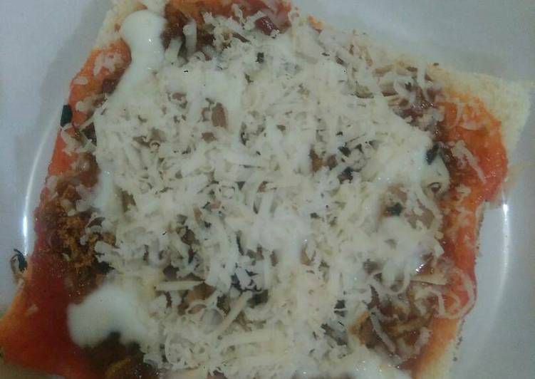 bahan dan cara membuat Pizza mini saus spaghetti Praktis, Ekonomis,Enaaakkk ??