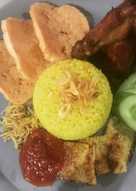 Nasi kuning meriah