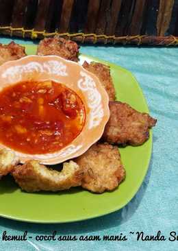 Cireng nasi telur kemul cocol saus pedas asam manis