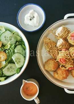 Bekal Cihuy Si Kecil: noodles roll, potato cheese balls and yumyum salad ðŸ'¦ðŸ'§ (sosis otak-otak gulung mie, bola-bola kentang keju dan salad sayuran yumyum)