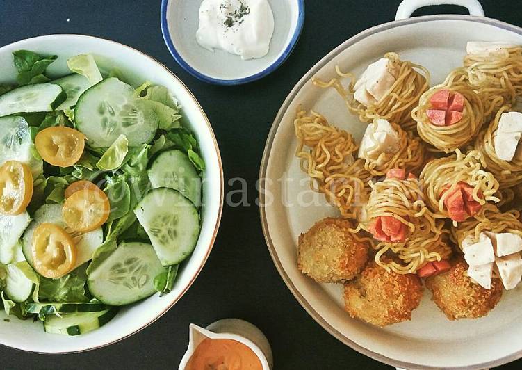 gambar untuk resep makanan Bekal Cihuy Si Kecil: noodles roll, potato cheese balls and yumyum salad ???? (sosis otak-otak gulung mie, bola-bola kentang keju dan salad sayuran yumyum)