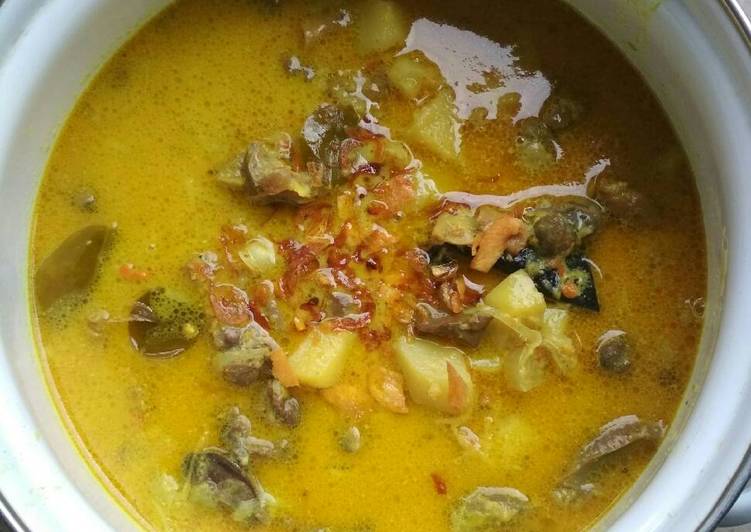 gambar untuk resep Kentang & jeroan ayam masak pedas kuah kuning