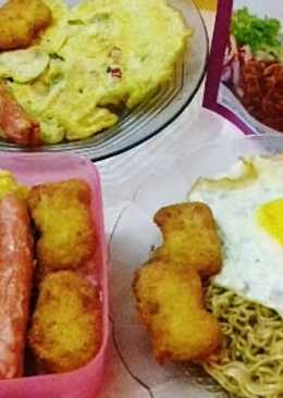 Nasi telur dadar nuget sosis