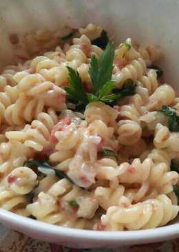 Spinach Fusilli Pasta Saus Carbonara