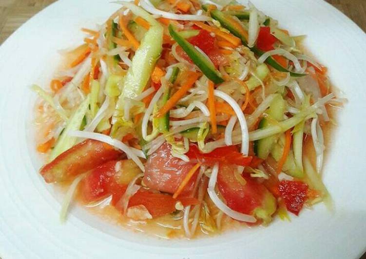 bahan dan cara membuat Thai green papaya salad (som tum)
