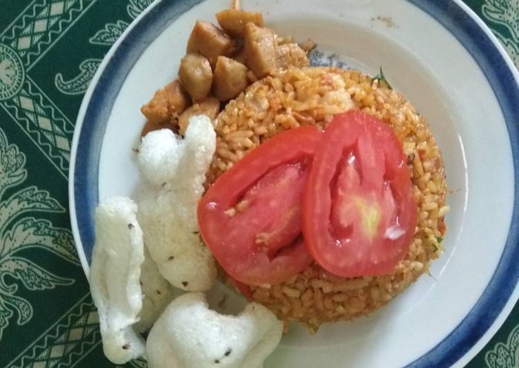 gambar untuk cara membuat Nasi goreng baso telur