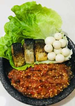 Sambal terasi,lalapan terong dan daun romaine