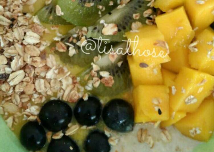 resep makanan Overnight oats with mango smoothies, kiwi, grape and granola