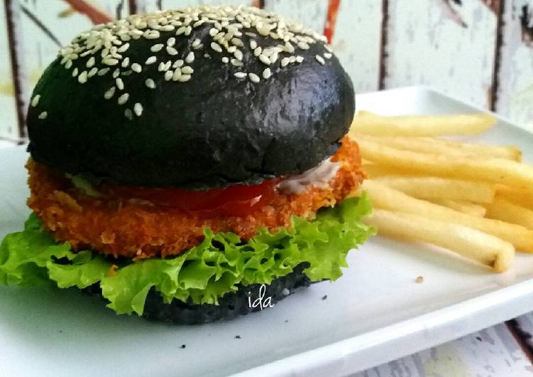 resep makanan BLACK BURGER with fried fish patty,homemade????