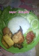 Nasi uduk dan ayam goreng bumbu kuning