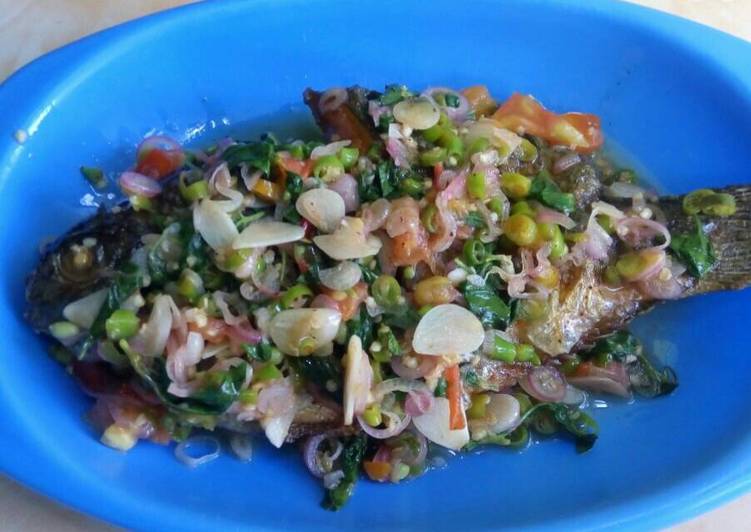 resep Ikan nila goreng sambal Dabu dabu Daun Kemangi