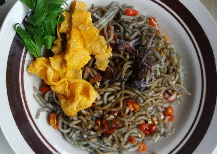 resep Mie Akhirat (mie hitam super pedaasss)