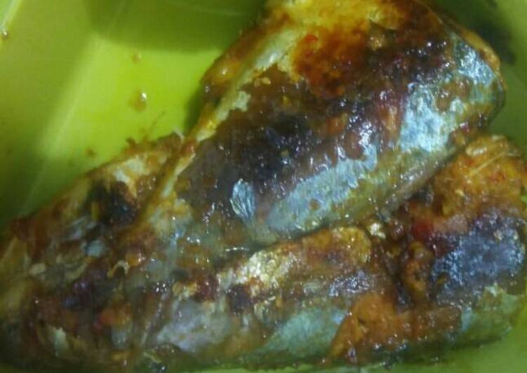 bahan dan cara membuat Ikan bakar pedas..