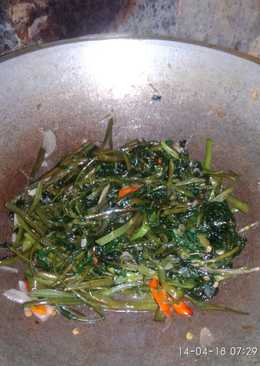 Tumis kangkung pedas gurih