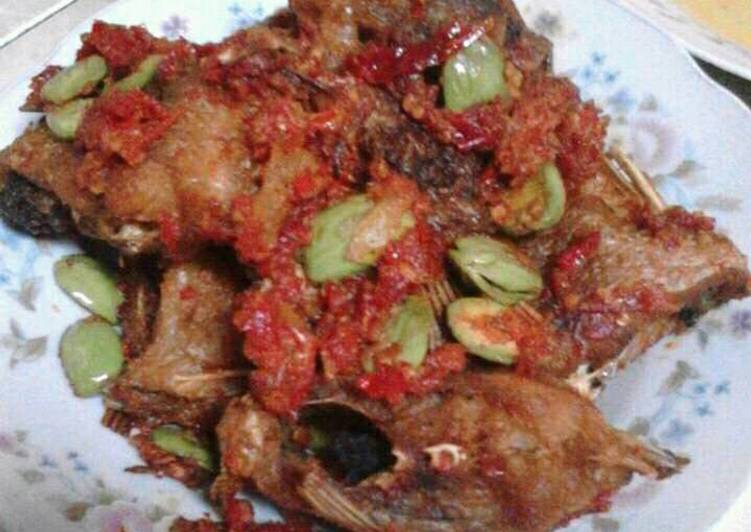 Resep Ikan mas goreng garing sambal pete