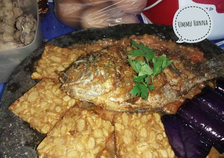 gambar untuk cara membuat Ikan Nila Goreng Bumbu Simpel Sambal Tomat