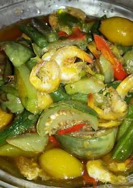 Tumis pedes udang dan sayur campur