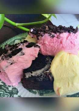 Brownies chocolate with topping ice cream strawberry jam and durian (Enak,lembut,yummy)