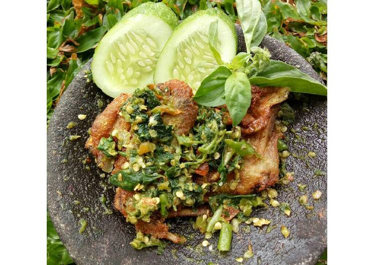 Resep Ayam Cobek Cabe Ijo oleh Tineu S Tresnaningtyas - Cookpad
