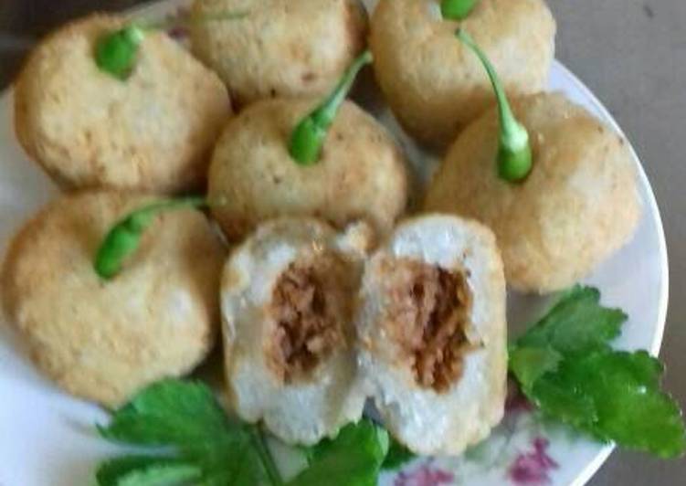 gambar untuk resep makanan Bola bola singkong isi serundeng ayam pedas