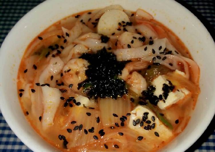 gambar untuk cara membuat Sup Kimchi Seafood (Kimchi Jiggae Seafood)