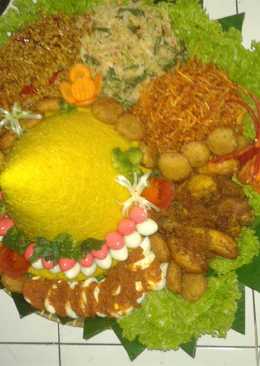 Nasi kuning tumpeng